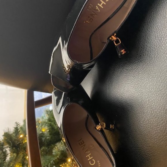 Authentic Chanel Patent Leather 4"--Beautiful shoes!! - Picture 5 of 7